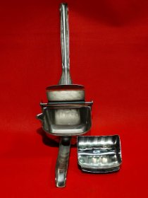 【传统手动不锈钢榨汁器】尺寸（长×宽×高）22.5厘米×12.0厘米×9.0厘米，SU304不锈钢材质，重395克。