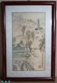 【近现代著名画家冯超然1920年6月手绘山水画素描手稿一幅】白色宣纸，画芯尺寸：39.8厘米×22.6厘米，画面为远山近水亭台人物水墨山水，右下角行书款识：“庚申六月云溪冯超然”，钤红色篆印款“冯超然印”。收藏者已镶玻璃木质镜框装裱，银白色锦绫缎面底衬，红木背板及四框镶透明玻璃罩面高档装裱，装裱后尺寸：55.3厘米×37.2厘米×2.9厘米，重2860克。顶镶白铜老式挂环一对，可直接悬挂。