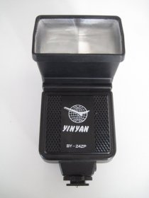 【YINYAN牌BY-24ZP型闪光灯】20世纪80年代国营摄影器材厂生产，需装入4节1.5V5号干电池供电。品相好，完好无损，可正常使用。