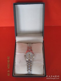 【上世纪九十年代配发制式全自动双日历石英手表】双日历石英表，女士坤表，夜光表。全钢，防水防震，表壳、表芯和表盘全钨钢材质。瑞士进口机芯，已加装进口高质量电池，走时准确，双日历功能完全正常。原装折叠式钨钢间金表带。圆形表壳直径24毫米，厚9毫米，表耳宽度11毫米。手表总重量（含表带）33.5克。带原包装盒，包装盒尺寸（长×宽×厚）：9.8厘米×7.8厘米×5.2厘米。