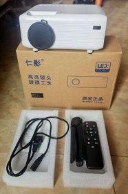 【仁影E28高亮高清投影仪】型号：E28；配置：超清智能版（超清镜头+内置安卓9.0系统+投屏+侧投）。原装正品，高亮镜头，镀膜工艺。高亮度、低功耗、绿色环保LED光源。支持安卓、苹果投屏，自带安卓系统，多功能应用，LED光源，超清画质，带HiFi音响，适合家庭影院。四点梯型矫正，移动方便。附带电源线，梯形支撑架，遥控器，带原包装箱。