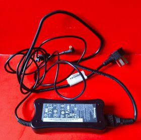 【Lenovo（联想）电脑原厂PA-1650-52LC型交流电源适配器】力信兴业股份有限公司制造，型号PA-1650-52LC，DC电源接口为5.5*2.5标准连接口。输入100-240V~1.7A 50-60Hz，输出19V~3.42A，功率65W。
