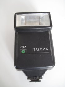 【TUMAX牌220A型闪光灯】20世纪80年代香港明商企业有限公司生产，需装入4节1.5V5号干电池供电。品相好，完好无损，可正常使用。