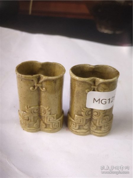 清晚期黄釉仿竹节纹双联笔插一对