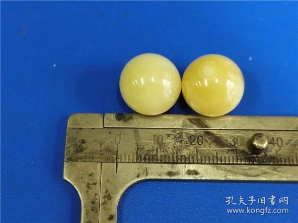 蜜蜡小珠2个直径1.6CM