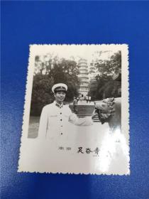 摄于南京灵谷寺（参军时期老照片）