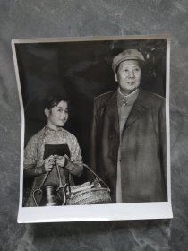 70年代老照片毛主席和红孩子在一起