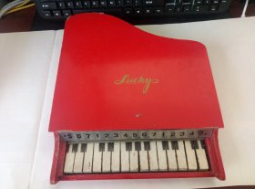 70年代木质红色钢琴玩具一个