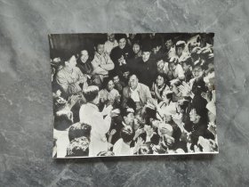 70年代末发表朱老总和革命群众在一起老照片