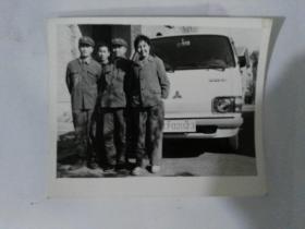 70年代部队领导坐三菱吉普车照片