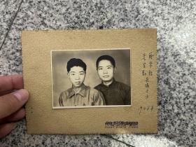 1948年。兄弟合影，照片