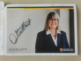 唐娜·斯特里克兰（Donna Strickland） 亲笔签名照片卡，2018年诺贝尔物理学奖得主，加拿大女性物理学家，历史上第三位获得诺贝尔物理学奖的女性科学家。官方信封。