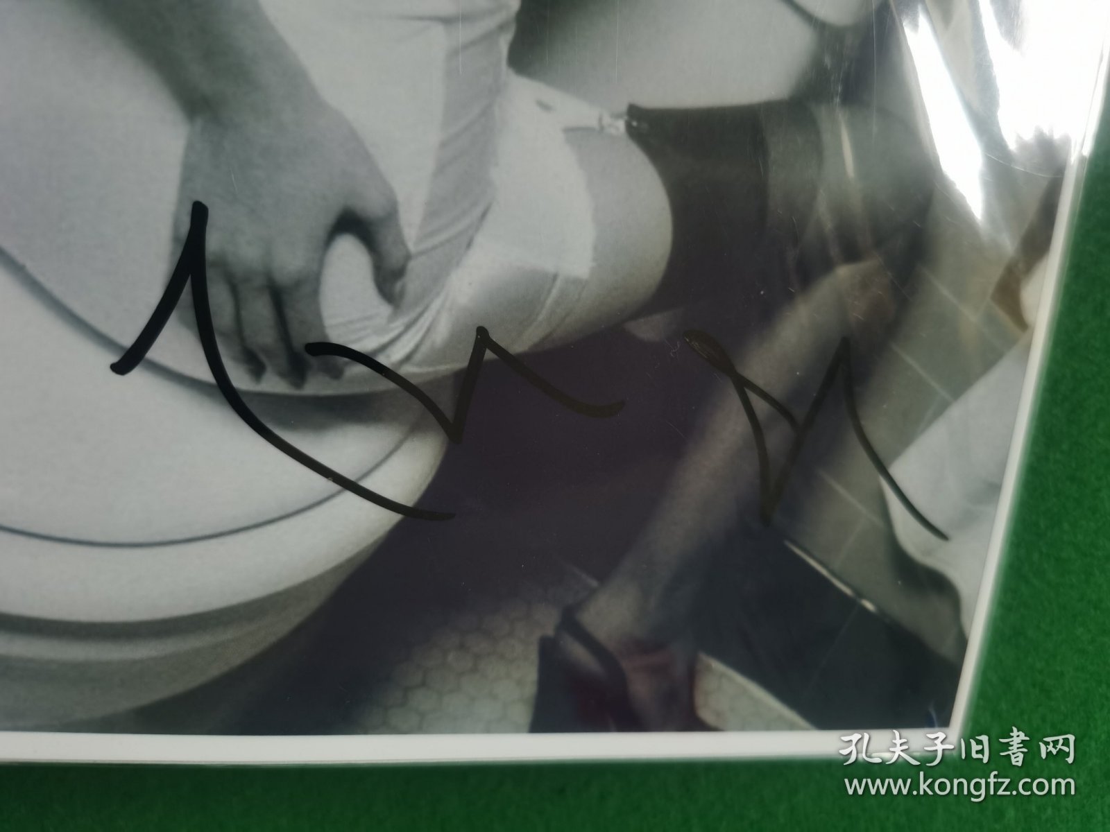 《古墓丽影》“罗拉” 安吉丽娜·朱莉 亲笔签名照片，带COA防伪证书。照片尺寸为10英寸25.4厘米×20.3厘米。