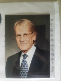 弗农·洛马克斯·史密斯（Vernon Lomax Smith）亲笔签名照片。实验经济学之父，2002年诺贝尔经济学奖获得者。