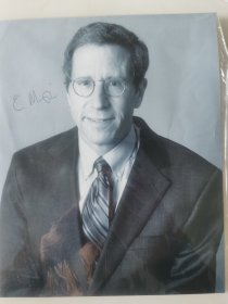 埃里克·马斯金（Eric Maskin）亲笔签名照片，美国经济学家，2007年诺贝尔经济学奖获得者，被誉当今国际经济学最受尊敬的经济学大师。