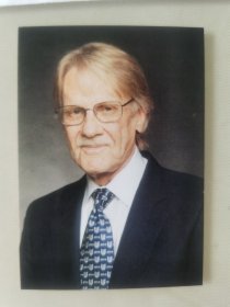 弗农·洛马克斯·史密斯（Vernon Lomax Smith）亲笔签名照片，2002年诺贝尔经济学奖获得者，美国经济学家。