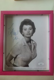 “意大利永远的女神” 索菲娅·罗兰（Sophia Loren） 亲笔签名照片，带著名明星签名鉴定公司JSA鉴定证书，索菲娅·罗兰荣获过第34届奥斯卡金像奖最佳女主角，第63届奥斯卡金像奖终身成就奖，“百年来最伟大的女演员”第21名等荣誉。