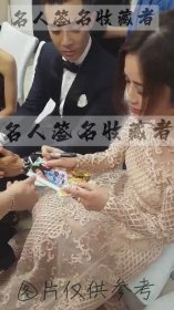 阿Sa 蔡卓妍 亲笔签名照片卡片，有现场签名视频见证，香港歌手Twins组合成员，代表作《常在我心》，签于2019年6月15日第2 2 届上海国际电影节现场。