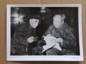 毛主席和他的亲密战友林彪同志在一起【黑白老照片】