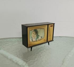 罕见的电视机型塑料密码硬币箱