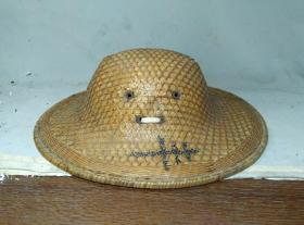 一顶纯朴的竹编帽