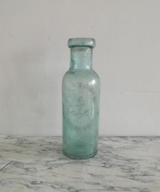 独特的民国新加波玻璃瓶