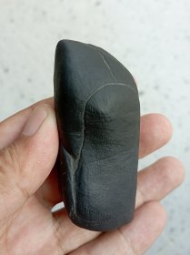 小块黑灵璧石手把件