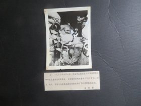 【银盐老照片】共产主义精神凯歌--华山抢险纪实：1983年5月1日，参加华山抢险救人的第四军大学学员，就便利用简易器材，为左腿骨折的女青年刘丽萍复位、固定、包扎，然后小心翼翼地用担架抬送到山下的荣军医院治疗。尺寸：15.3厘米*11.5厘米