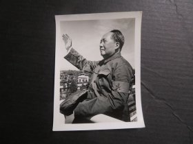 【银盐老照片】毛主席在天安门城楼上（钱嗣杰摄影）     尺寸：9.8厘米*7.5厘米