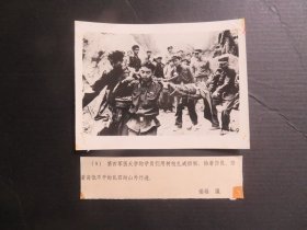 【银盐老照片】共产主义精神凯歌--华山抢险纪实：1983年5月1日，第四军医大学的学员们用树枝扎成担架，抬着伤员，踏着高低不平的乱石向山外行进。  尺寸：15.3厘米*11.5厘米