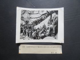 【银盐老照片】共产主义精神凯歌--华山抢险纪实：1983年5月1日，这是学员们从千尺㠉将伤员转移到回心石地段的紧张情景。。 尺寸：15.3厘米*11.5厘米