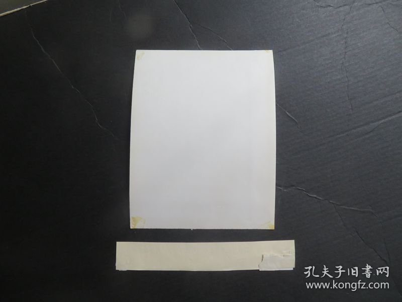 【银盐老照片】共产主义精神凯歌--华山抢险纪实：1983年5月1日，学员们利用在课堂上学到的医学知识，紧张而又细心的对伤员进行抢救。 尺寸：15.3厘米*11.5厘米