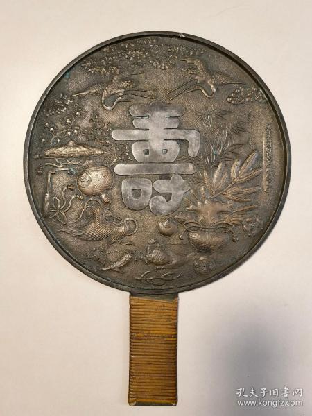 日本江户时期大尺寸《日本铜镜》一面，带柄。铭款完整：“天下一松村因幡守藤原吉勝”。
镜面直径24cm，厚度0.4cm，手柄长9.5cm，宽4cm，重量970g。