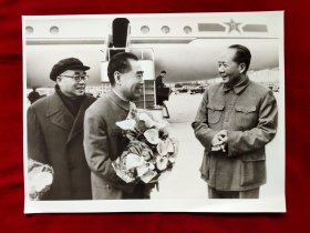老照片：毛主席、周恩来、朱德在机场2