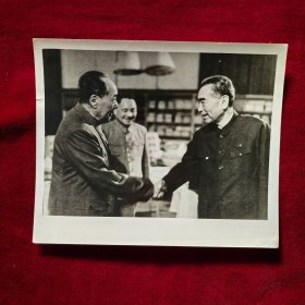 老照片：1974年毛泽东与周恩来、邓小平在中南海（出书用图样照片）