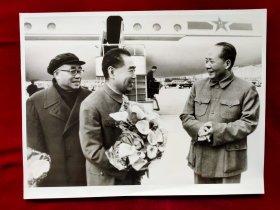 老照片：毛主席、周恩来、朱德在机场
