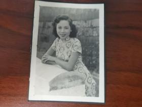 五十年代香港粤剧女明星芳艳芬旗袍老照片一张