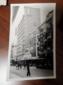 五十年代香港铜锣湾豪华戏院街景老照片一张