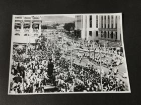 香港中环汇丰银行前各行业庆典1953年英国女王伊丽莎白二世加冕舞龙舞狮队伍银盐老照片一张