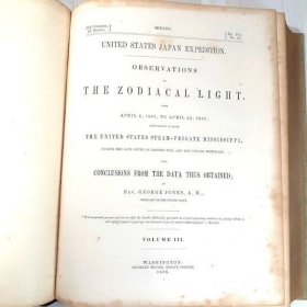从美国购买的珍稀的1856年英文原版初印、硬精装《佩里舰队中国海域日本远征记》第三卷“黄道光的观测与结论”。该书是1856年华盛顿作为美国国会文件发行的稀有书籍，卷中收录了佩里陪同的许多学者和研究者的研究，特别是350页以上的天文图和星辰图论文等很是珍贵。尺寸：29cm*24cm*5.8cm。重约：2750克。因周转资金，低价出售。