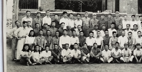 老照片：湖北武汉—科学技术研究室，1950年7月11日，全体合影。挂“湖北省人民政府-科学技术研究室”门牌。可谓是湖北省老一辈科学工作者济济一堂。——注意！此件只支持快递！