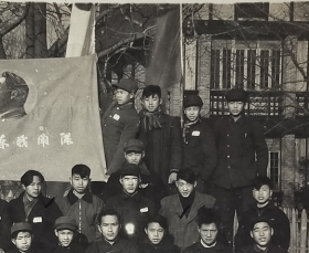【老照片】“毛泽东战斗队”—欢送参加军干校同学，1950年12月。旗帜上的毛主席像少见！有背题。（照片来源南昌，请藏家自鉴）