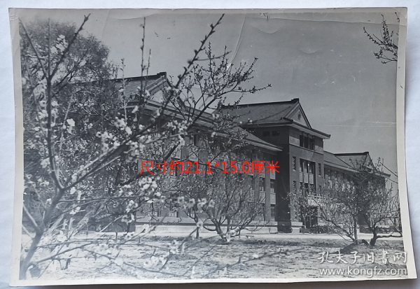 【老照片】北京—解放军测绘学院。——校简史：前身是1946年5月在哈尔滨正式成立的东北民主联军总司令部测绘学校。1946年8月勃利县。1948年迁至沈阳。1950年改编为中国人民解放军测绘学校。1953年7月改为解放军测绘学院。1953年11月迁到北京（现北京电影学院一带）。1976年迁到郑州。1999年更名解放军信息工程大学。——注意！此件只支持快递！