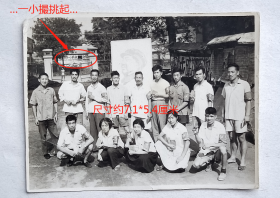 老照片：北京轻工业学院，毛主席像，1967年7月，红卫兵袖标，红宝书语录。校园墙上有“…一小撮挑起…”字样。有背题。——校简史：北京轻工业学院创办于1958年6月。1970年 外迁陕西咸阳，与筹建中的咸阳轻工业学院合并，更名西北轻工业学院（即今陕西科技大学）。1979年在北京原址重建。1999年6月，北京轻工业学院与北京商学院（1950年成立）合并，北京机械管理干部学院并入组建成“北京工商大学”。