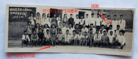 老照片：福建省—闽侯县青口镇—闽侯县宏屿小学，1957年7月12日，初级毕业班，前一排全是赤脚，后排右三学生运动衫上“鸿驰”字样。——备注：1950年林森县复名闽侯县，隶闽侯专区。56年闽侯专区撤销，闽侯县直属福建省。58年改由福州市管辖。1959年闽侯专区恢复，又归其管辖。1970年改专区为地区，同年6月闽侯地区移驻莆田，改称莆田地区。1971年闽侯县改隶莆田地区。1973年闽侯县改隶福州市。