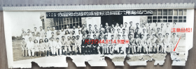 民国老照片：民国广州—南方商业专科学校，1949年6月2日，第六届经济系毕业生。——“南方商专”校简史：1943年由“中国财政学会广东分会”于广东曲江创办，校董：张导民、毛松年、陈炳权、张兆符、刘佐人、秦庆钧，并聘请黄麟书、许崇清、陈玄瑛，张导民为董事长，黄麟书为校长。1944年迁梅县。1946年迁广州。1951年与私立广东国民大学、私立广州大学、私立广州法学院、私立文化大学合并组建华南联合大学。