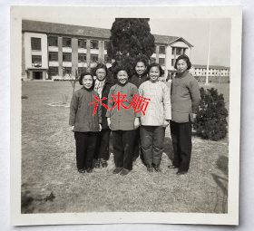 【老照片】上海市长宁区——上海市天山中学，1956年，生物、物理教研组美女教师。有背题。——校简史：创办于1954年，2018年与华东师范大学合作共建，更名为“华东师范大学附属天山学校”。