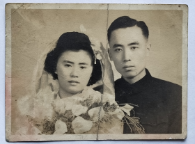 民国老照片：民国美女结婚照，有折痕，注意品相~