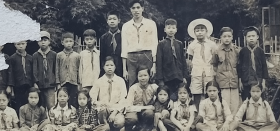 【老照片】广州市海珠区—凤江小学，1957年6月1日（儿童节），中国少年先锋队，三年级四中队全体队员。——校简史：广州市海珠区凤江小学，创办于1953年。前身广州私立鹭江小学和广州私立康乐小学。——注意品相！