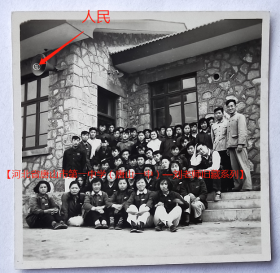 老照片：唐山市第一中学，有“人民”高音喇叭。1955年，王文敏（赠）刘老师。看背题。——校简史：前身1902年创建直隶永平府中学堂和华英书院。1928年更名河北省立第四中学校。1933年改称河北省立唐山中学校。1942年易名河北省立唐山第一中学。1949年仍称河北省立唐山中学。56年更名河北唐山市第一高级中学。69年易名河北省唐山市第一中学。【河北省唐山市第一中学（唐山一中）—刘老师旧藏系列】